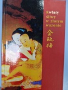 Kwiaty wiśni w złotym wazonie