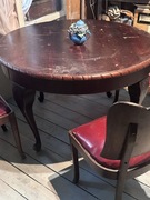 Stół i 3 krzesła dobre i 4te krzesło do sklejenja 