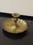 Mosiężny świecznik z talerzykiem i uchwytem – vintage