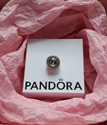 Pandora charms z Bezbarwnym kamieniem 