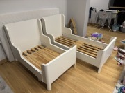 IKEA BUSUNGE łóżko dla dziecka, białe regulowane z materacem i dostawką.