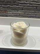 ŚWIECZKA OZDOBNA RÓŻA 110 GR W SZKLE OTWARTYM - BIAŁA