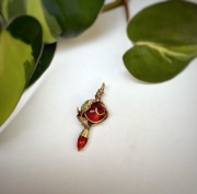 Zawieszka ręcznie robiona z mosiądzu z bursztynami