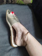 Sandałki, złote klapki z łańcuszkiem  wkładka 27 cm przezroczyste 