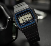 Zegarek elektroniczny w stylu vintage