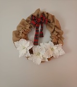 Świąteczny wianek z juty i krepiny ręcznie robiony