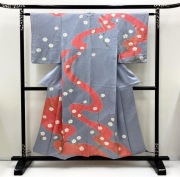 Kimono, jedwab shibori, kwiat śliwy i woda. Japonia.