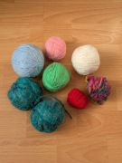 Różne kłębki włóczek