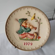 Kolekcjonerski talerz M.I.Hummel 1979 „Chłopiec grający, ptak śpiewający” 