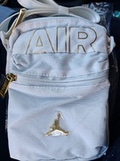 Saszetka torba nerka Jordan biała ze złotymi dodatkami