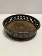 podstawka pod butelke modna w 19 wieku . drewno i metal posrebrzany, stara