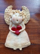 anioł z sercem w dłoniach