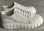 Buty jasne na grubej podeszwie 40, wkładka 25,5 cm