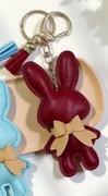 Brelok skórzany króliczek królik z chwostem do torebki plecaka  bordo