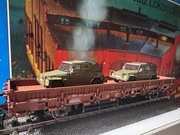 Marklin-wagon platforma z dwoma pojazdami