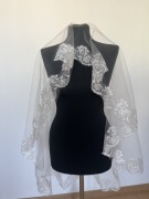 Biały welon ślubny, weselny; drop veil; z koronką; 140 cm