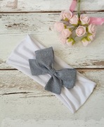 Cienka opaska dla dziewczynki biała z kokardką 