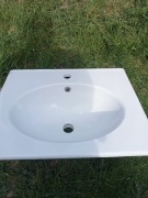 Biała ceramiczna umywalka łazienkowa z otworem na baterię
