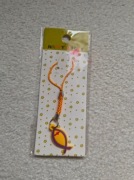 Breloczek z rybą gumowe sznurek z czegoś w rodzaju muliny/sznurka