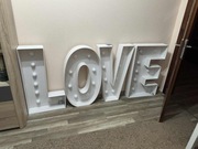 Dekoracyjne litery LOVE o wysokości 91 cm z oświetleniem na ślub