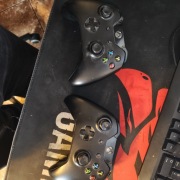 zestaw 2 orginalne pady xbox one czarne w pełni sprawne bez pokrywek 