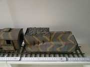 Model parowozu z wagonem węglowym.