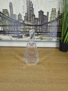 Kryształowa karafka z ozdobnym korkiem – elegancka