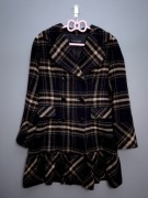 Płaszcz przejściowy w kratę elegancki damski dwurzędowy z falbaną na dole