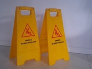 UWAGA ŚLISKA PODŁOGA znak ostrzegawczy/potykacz