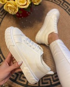 Trampki na niewielkiej koturnie 