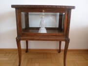 PIĘKNY ANTYCZNY BAREK HERBACIANY Z FIGURKĄ