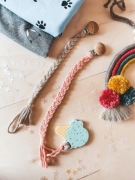 Zawieszka do smoczka drewniana klips boho makrama
