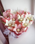 Bukiet z krepiny włoskiej. Z cukierkami w kwitach