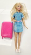 Lalka Barbie podróżniczka firmy Mattel.