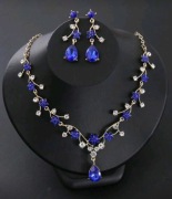 Komplet biżuterii naszyjnik + kolczyki – kwiaty, granatowe kryształki 