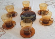 SERWIS KAWOWY Z TALERZYKAMI - KOLOROWE SZKŁO