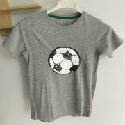 Koszulka w dwóch odsłonach dla małego piłkrza