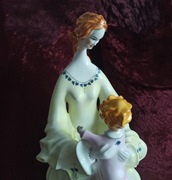 Duża figurka porcelanowa matka z dzieckiem Iris Cluj Napoca Rumunia vintage