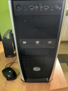 Komputer stacjonarny z osprzętem 