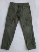 Spodnie chłopięce w kolorze khaki. 