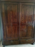 Stara drewniana szafa w stylu Biedermeier