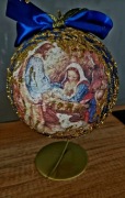 bombka ręczna praca Szopka Betlejemska 15cm na stojaku 