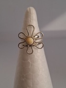 Pierścionek srebrny pr. 925 z bursztynem bałtyckim. Regulowany.