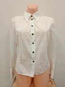 Biała koszula z długim rękawem i czarnymi guzikami, elegancka