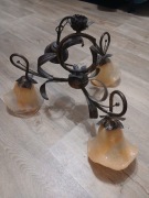 Żyrandol z kutego żelaza w stylu rustykalnym