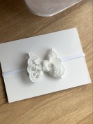 Opaska bezuciskowa kokardka koronkowa biała sesja chrzest roczek urodziny