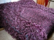 Ozdobna narzuta kołdra fioletowa purpurowa z falbanami