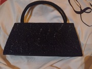 Czarna torebka kopertówka obszyta koralikami