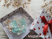 Broszka ekskluzywna biało- miętowy kwiat 