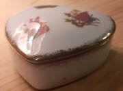 PUZDERKO Z MISECZKĄ SERCE PORCELANA ZDOBIONA.